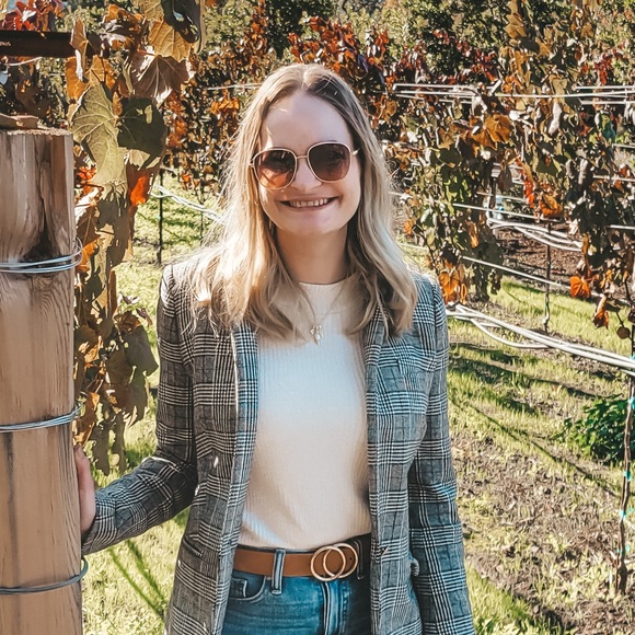 Meet your Posher, Lauren - Picture 1 of 1